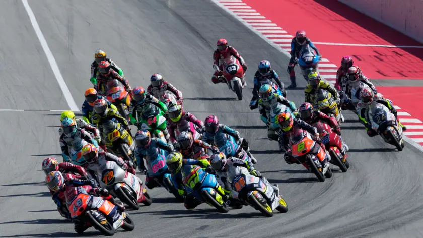 epa11370631 Riders in action at the start of the Moto 3 race of the Catalonian's Grand Prix at Circuit de Barcelona-Catalunya (also known as Montmelo racetrack), in Montmelo, Spain, 26 May 2024. EPA/ALEJANDRO GARCIA