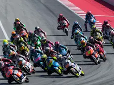 epa11370631 Riders in action at the start of the Moto 3 race of the Catalonian's Grand Prix at Circuit de Barcelona-Catalunya (also known as Montmelo racetrack), in Montmelo, Spain, 26 May 2024. EPA/ALEJANDRO GARCIA