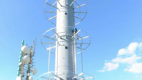 Calaone di Baone, 10.04.2014 Installazione nuova antenna sul monte Cero. Nella foto: l'antenna ph. Zangirolami