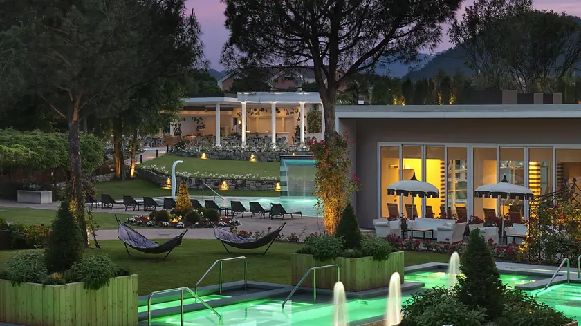 La piscina esterna di un hotel delle Terme euganee