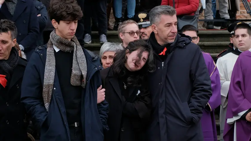 Il dolore di papà, fratello e sorella ai funerali di Giulia Cecchettin
