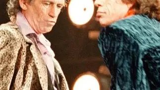 Keith Richards (s) e Mick Jagger ritratti durante il primo concerto dei Rolling Stones a Mosca, nel 1998.Mick Jagger e Keith Richards hanno finalmente fatto pace e si preparano ad un nuovo tour per celebrare il 50/o anniversario dei Rolling Stones. I due avevano litigato nel 2010, in seguito alla pubblicazione dell'autobiografia di Richards in cui quest'ultimo lanciava una serie di frecciate dirette al cantante della band. ANSA