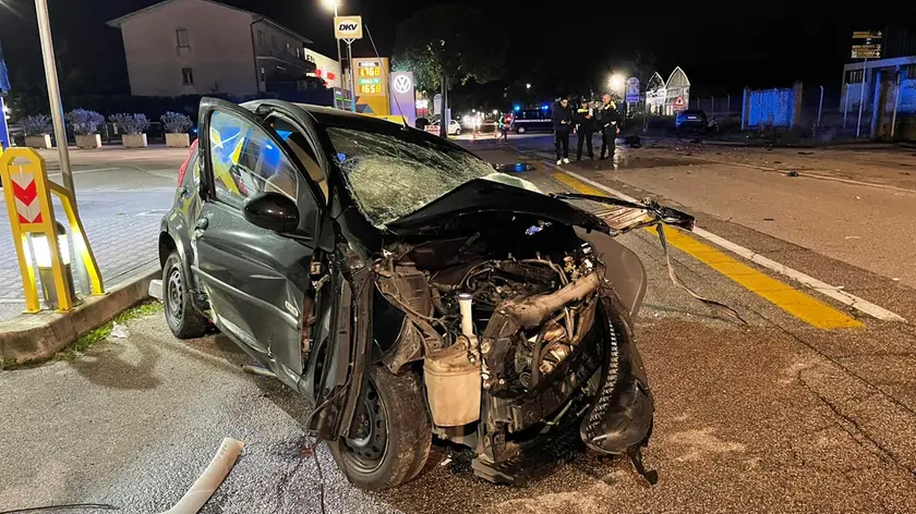 Un'auto distrutta in un incidente