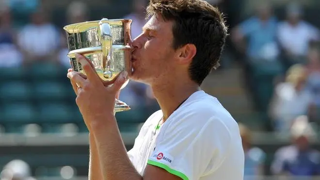 Gianluigi Quinzi bacia la coppa dopo la vittoria al torneo juniores maschile di Wimbledon, 7 luglio 2013. Il tennista italiano ha battuto in finale 7-5, 7-6 il sudcoreano Chung Hyeon. ANSA/RAY GIUBILO