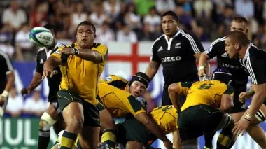 SCATTI MONDIALI Il pilone australiano Alo Emile s’improvvisa mediano di mischia durante la semifinale, a fianco un dettaglio dell’Aka tenuta al Monigo e, sotto, l’inglese Everard alza capitan Gray dopo la meta decisiva