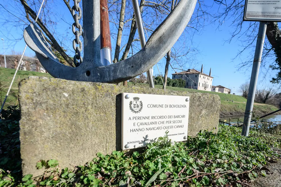 Bovolenta (PD), 19 dicembre 2017. Vedute di Bovolenta. Nella foto: l'ancora dedicata ai barcari sul Bacchiglione.