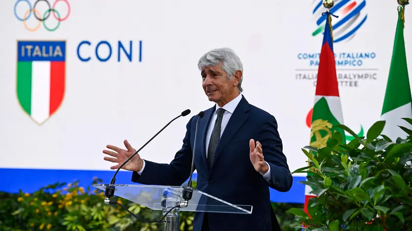 Il ministro dello Sport, Andrea Abodi, durante la cerimonia nei giardini del Quirinale di consegna della bandiera tricolore per gli atleti in partenza per i Giochi Olimpici e Paralimpici di Parigi, Roma, 13 giugno 2024. ANSA/RICCARDO ANTIMIANI