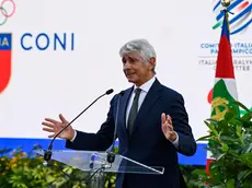 Il ministro dello Sport, Andrea Abodi, durante la cerimonia nei giardini del Quirinale di consegna della bandiera tricolore per gli atleti in partenza per i Giochi Olimpici e Paralimpici di Parigi, Roma, 13 giugno 2024. ANSA/RICCARDO ANTIMIANI