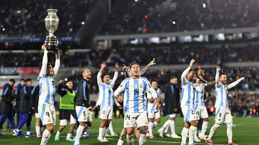 epa11588647 Argentina's players celebrate with the Copa America trophy during a CONMEBOL FIFA World Cup 2026 qualifier soccer match between Argentina and Chile at Mas Monumental in Buenos Aires, Argentina, 05 September 2024. EPA/JUAN IGNACIO RONCORONI
