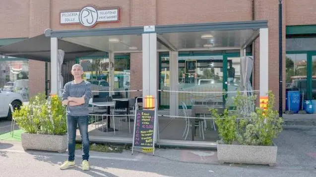 Matteo Boin davanti al gazebo davanti alla sua pizzeria Jolly a Este
