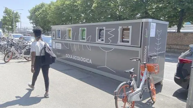 La nuova isola ecologica fatta installare dal Comune in via Jacopo Avanzo, dietro la stazione (foto bianchi)