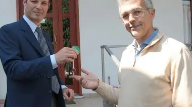 MEDICO DI BASE. Il dottor Ferruccio D’Onofrio Sopra: la consegna delle chiavi da parte del sindaco