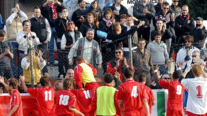 Stella Monselice (Biancorosso) - Marano (Bianconero). Nella foto: la gioia per la vittoria accomuna tifosi e giocatori