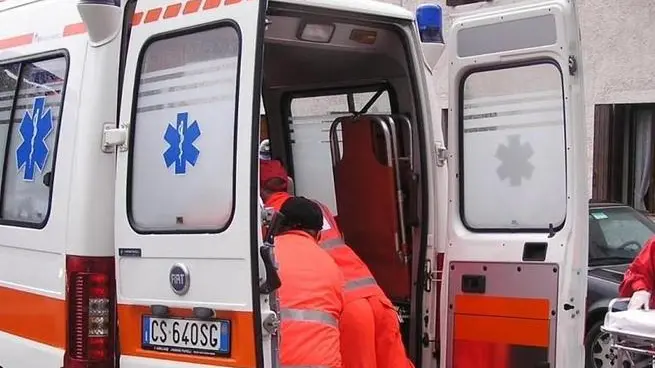 L'ambulanza del Suem, a sinistra i carabinieri di Feltre
