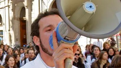 20090310 - ROMA - POL: SANITA':GIOVANI MEDICI PROTESTANO,BANDO PER SPECIALIZZAZIONI. La manifestazione dei giovani medici in attesa del bando per il concorso di specializzazione stamane in Piazza Montecitorio. I medici chiedono la pronta emanazione del bando per il concorso alle scuole di specializzazione in medicina e la semplificazione dell'iter procedurale di pubblicazione del bando negli anni futuri. ALESSANDRO DI MEO / ANSA / LI