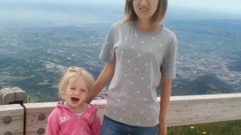 Mamma Antonia con la piccola Mariia alcuni anni fa, in occasione del primo viaggio in Italia