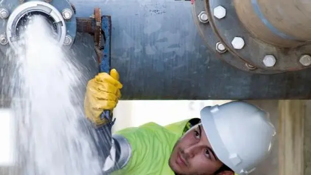 Un tecnico al lavoro sulla rete dell’acquedotto padovano, che è gestito da AcegasApsAmga