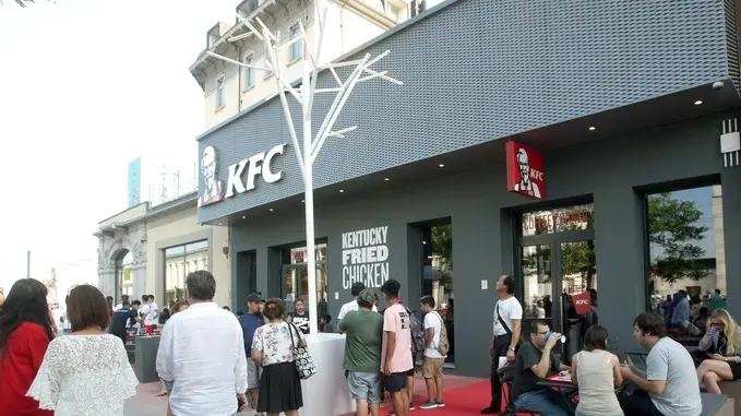 BASCHIERI - AGENZIA BIANCHI - PADOVA - APERTURA KFC IN STAZIONE.