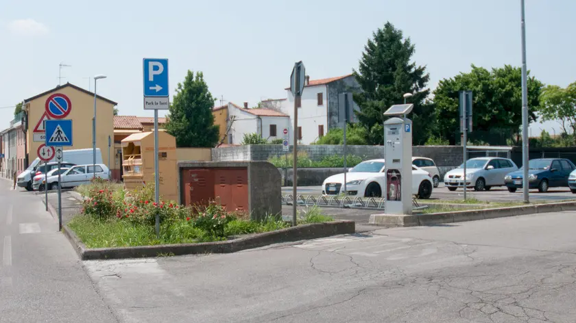 segato - ag. zangirolami - 10/06/2015 - percorso fatto dall'auto grigia che ha spaventato monselice la sera del 09 giugno 2015.nella foto: via squero e il parcheggio del supermercato ali.ph zangirolami