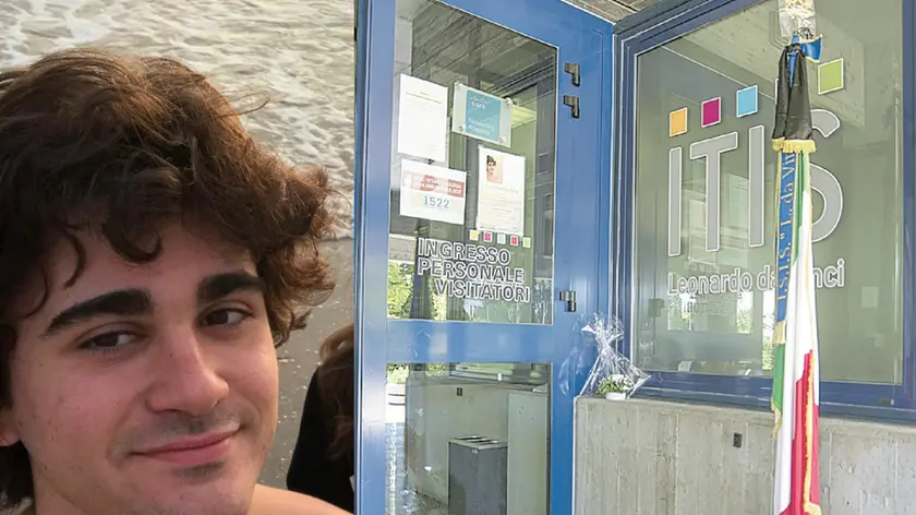 Giuliano De Seta e l'ingresso della scuola da lui frequentata, l'Istituto tecnico Leonardo Da Vinci di Portogruaro