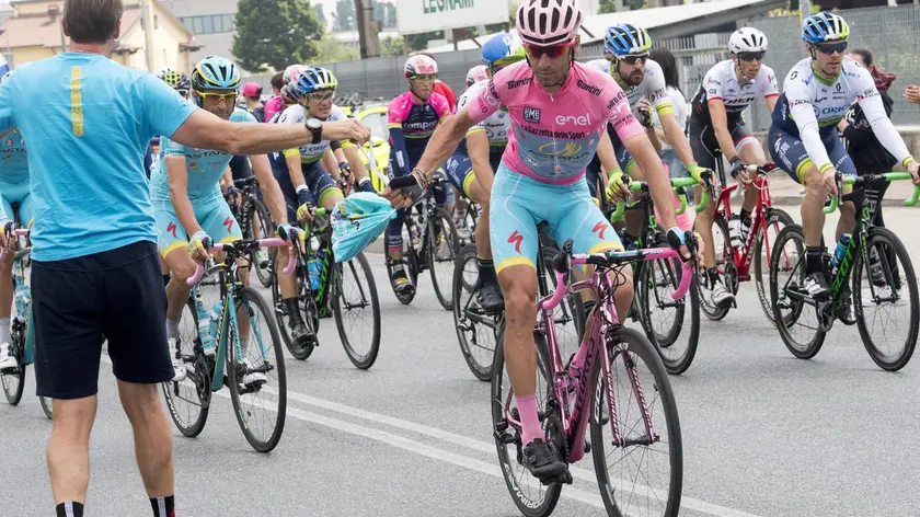 Vincenzo Nibali wearing Pink Jersey on the way of the 21th stage of Giro dItalia cycling race from Cuneo to Turin, 29 May 2016. ANSA/CLAUDIO PERi