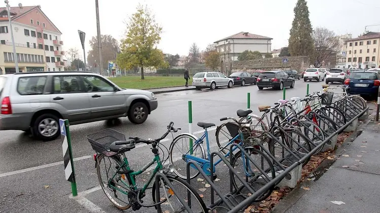 MARIAN - AGENZIA BIANCHI - PADOVA - RASTRELLIERE BICI PIAZZALE SAN GIOVANNI