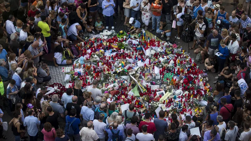 Hundreds leave flowers and candles in front of the Liceu Theater at the Ramblas of Barcelona, on a sign with the message 'Catalonia place of peace', in Barcelona, Catalonia, Spain, 18 August 2017. EFE/Quique Garcia