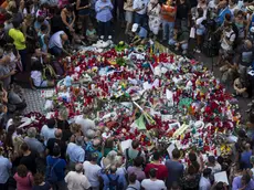 Hundreds leave flowers and candles in front of the Liceu Theater at the Ramblas of Barcelona, on a sign with the message 'Catalonia place of peace', in Barcelona, Catalonia, Spain, 18 August 2017. EFE/Quique Garcia