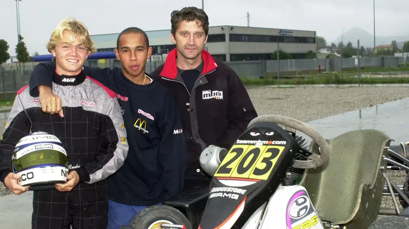 Monselice, 07.10.2000 Nikko Rosberg in allenamento al kartodromo di Monselice con Lewis Hamilton Nelal foto: i giovani Rosberg e Hamilton con un meccanico ph. Zangirolami