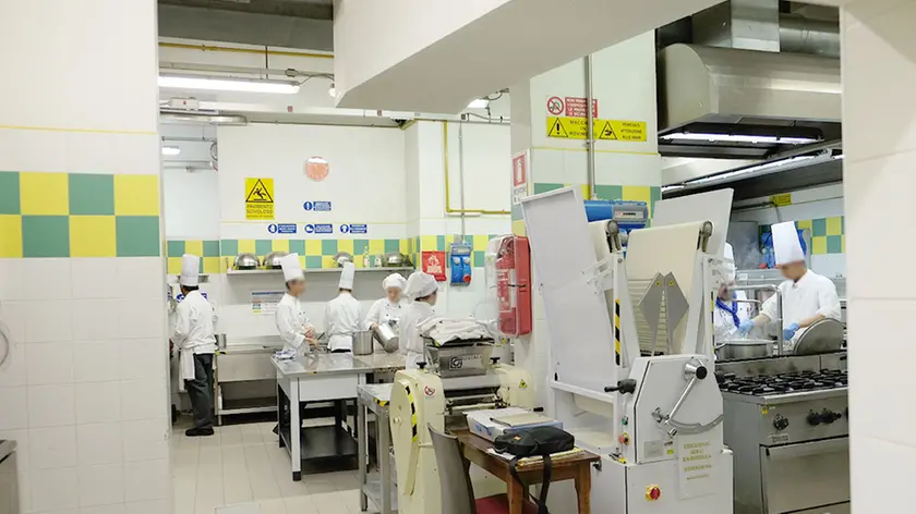 Gli allievi dell’Alberghiero nella cucina dell’istituto Pietro D’Abano