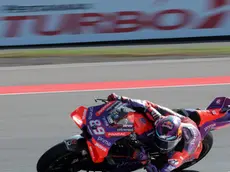 epa11627859 Prima Pramac rider Jorge Martin of Spain in action during a practice session for the Motorcycling Grand Prix of Indonesia at the Pertamina Mandalika International Circuit on Lombok island, Indonesia, 27 September 2024. EPA/ADI WEDA