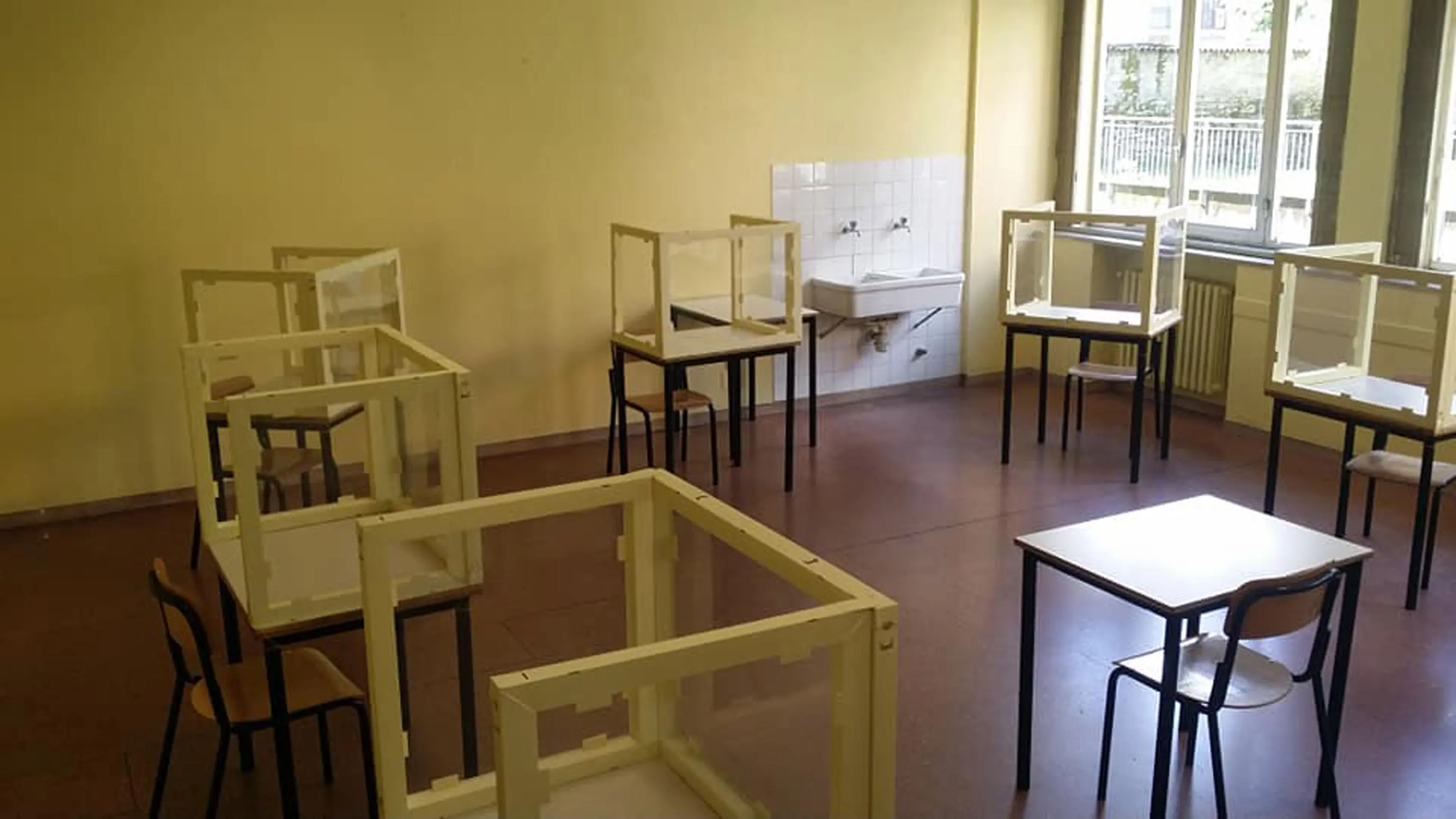 Un' aula del liceo artistico Giacomo e Pio Manzù, dove sono già stati collocati dei divisori in plexiglass accanto a ciascun banco in modo da rispettare le regole del distanziamento sociale e permettere il rientro degli studenti nella scuola a settembre, Bergamo, 5 giugno 2020. ANSA/PER GENTILE CONCESSIONE DEL LICEO GIACOMO E PIO MANZU'