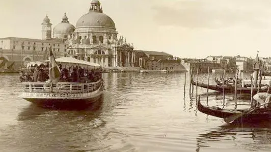 Uno dei primi vaporetti per il trasporto urbano di persone in laguna. La foto risale alla fine dell’Ottocento.