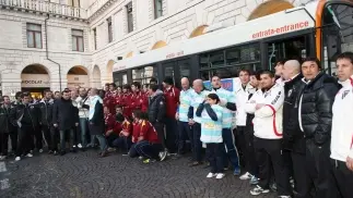 Ludovic Mercier alza il trofeo dello scudetto a Rovigo, in alto rugbisti padovani uniti per M’illumino di meno e sotto Edoardo Gori scelto per il “poster” del Mondiale