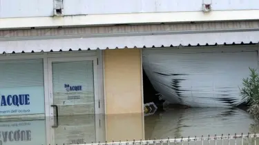 L’INONDAZIONE CONTINUA. A Bovolenta moltissime aziende non sono ancora state liberate dall’acqua, che continua a danneggiare attrezzature e strumenti. A sinistra la furia della corrente ha sfondato persino una saracinesca. Nell’attesa ci si informa leggendo il Mattino