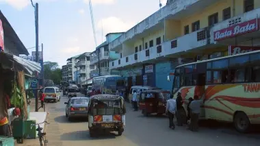 Tre immagini dal Kenya: a destra e in alto due scorci di Malindi (un negozio di pneumatici usati e una delle strade del centro). Qui sopra la savana, parco naturale sorvegliato e frequentata mèta turistica