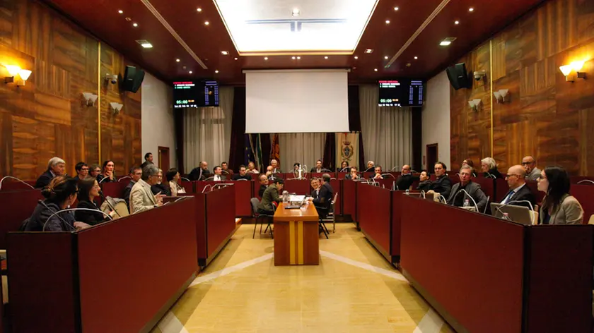Agenzia Candussi, giornalista Chiarin. Consiglio comunale straordinario sul tema dei Pili e del Palazzetto dello sport.
