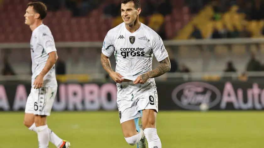 FC Empoli's Pietro Pellegri jubilates after scoring the goal during the Italian Serie A soccer match US Lecce - Empoli FC at the Via del Mare stadium in Lecce, Italy, 8 novemberr 2024. ANSA/ABBONDANZA SCURO LEZZI