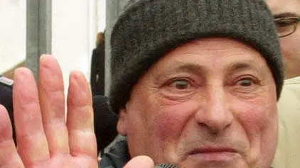 Graziano Mesina, fotografato mentre esce dal carcere di Voghera dopo aver ottenuto la grazia dal presidente della Repubblica Carlo Azeglio Ciampi. Mesina il 25 novembre 2004. FABRIZIO RADAELLI ANSA/ KLD