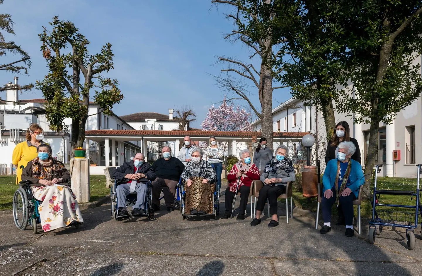 Merlara (PD), 13 marzo 2021. Commemorazione defunti della casa di riposo “Scarmagnan” di Merlara. Nella Foto: la scatola contenente i pensieri scritti dagli ospiti della casa di riposso"Scarmagnan" di Merlara