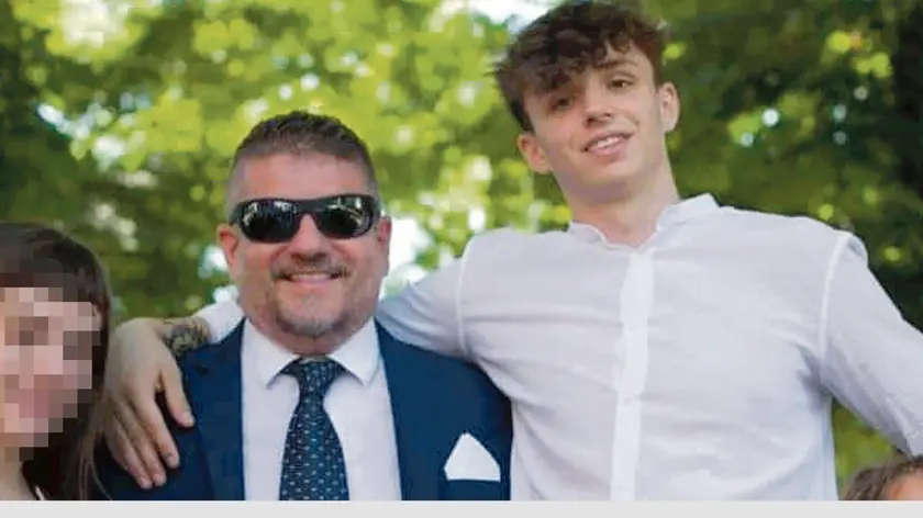 Papà Enrico Zattin con il figlio Edoardo, morto durante l'allenamento di boxe