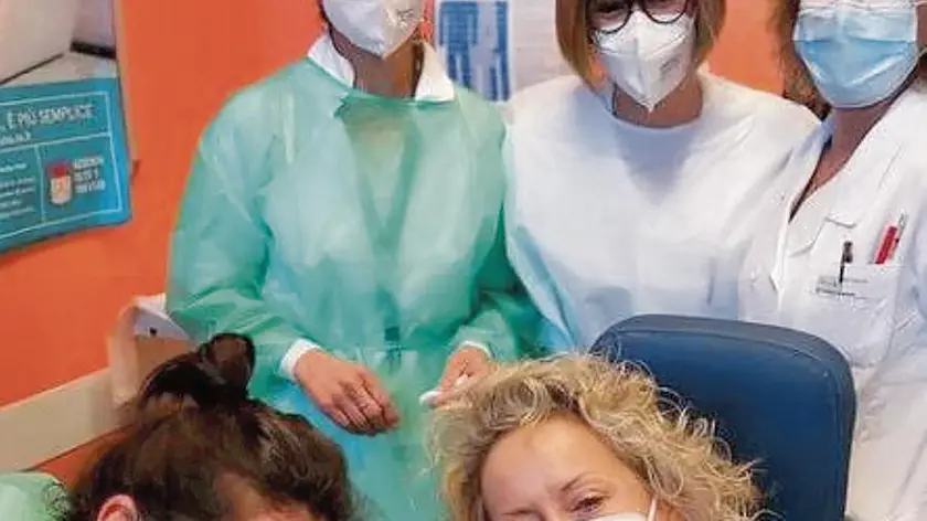 Carolyn Smith durante la vaccinazione organizzata sabato a Oderzo per i pazienti oncologici