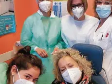 Carolyn Smith durante la vaccinazione organizzata sabato a Oderzo per i pazienti oncologici