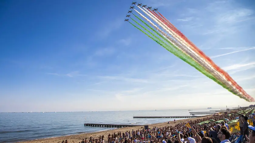 Un'esibizione dlele Frecce tricolori sul litorale
