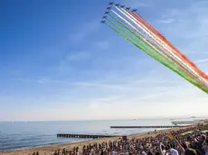 Un'esibizione dlele Frecce tricolori sul litorale