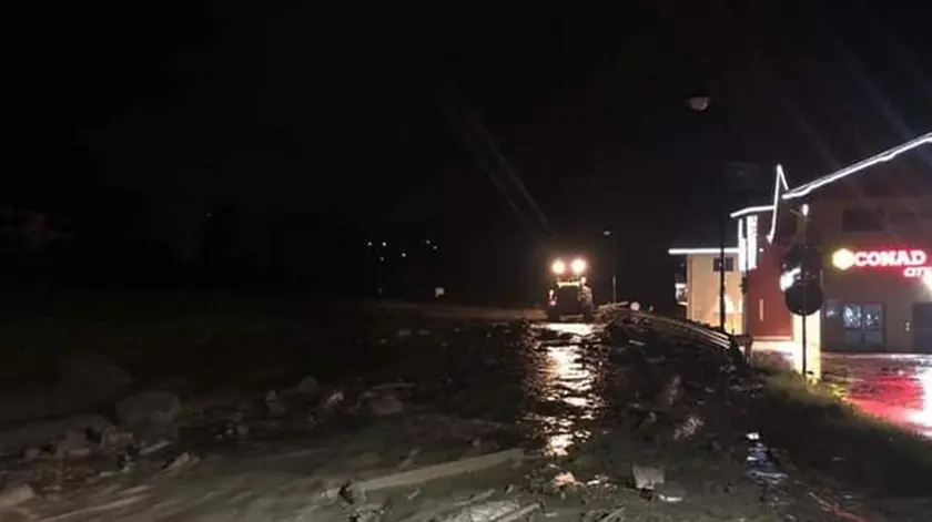 Il torrente Meledrio esondato all'altezza della zona di Campeggio di Dimaro dove una donna data per dispersa è stata ritrovata priva di vita a seguito della frana caduta, 30 ottobre 2018. ANSA/Elisabeth Mair