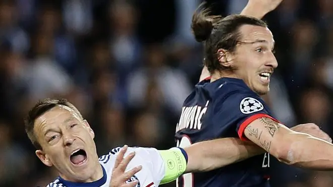 epa04151560 Chelsea's John Terry reacts after getting elbowed in the face by Paris Saint Germain player Zlatan Ibrahimovic (R) as they vie for the ball during the UEFA Champions League quarter final first leg soccer match between Paris Saint Germain and Chelsea FC at the Parc des Princes stadium, in Paris, France, 02 April 2014. EPA/IAN LANGSDON