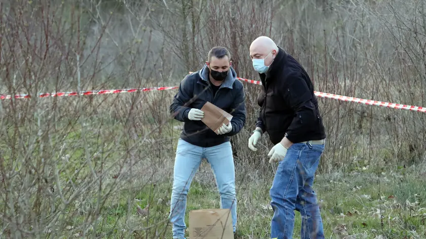 La ricerca delle tracce lasciate dal minore che ha colpito la ragazza con 23 coltellate dopo averla "scelta a caso" mentre faceva jogging