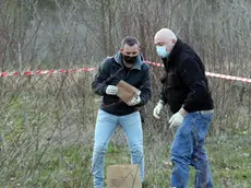 La ricerca delle tracce lasciate dal minore che ha colpito la ragazza con 23 coltellate dopo averla "scelta a caso" mentre faceva jogging
