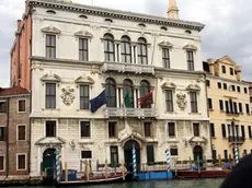 BANDIERE A MEZZ'ASTA A PALAZZO BALBI SEDE DELLA REGIONE DEL VENETO Palazzo Balbi. In alto Manuela Dal Lago, sotto Giancarlo Galan